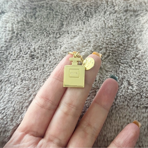 Chanel beauty 2023 Christmas limited charm - Picture 3 of 3